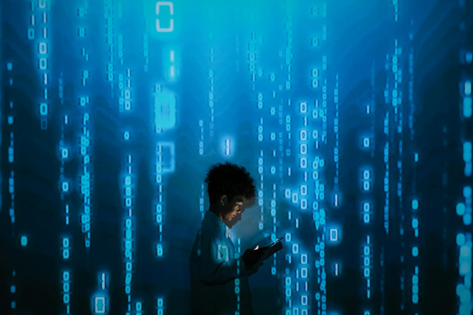 I balbettii delle macchine. Le allucinazioni dell’IA come infanzia cognitiva digitale